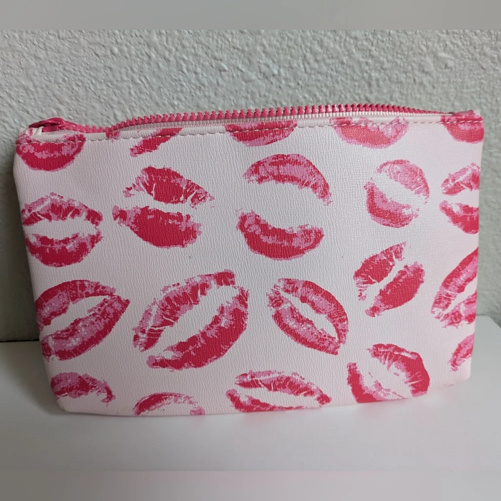 2/$18 NWOT ipsy Glam Makeup Bag